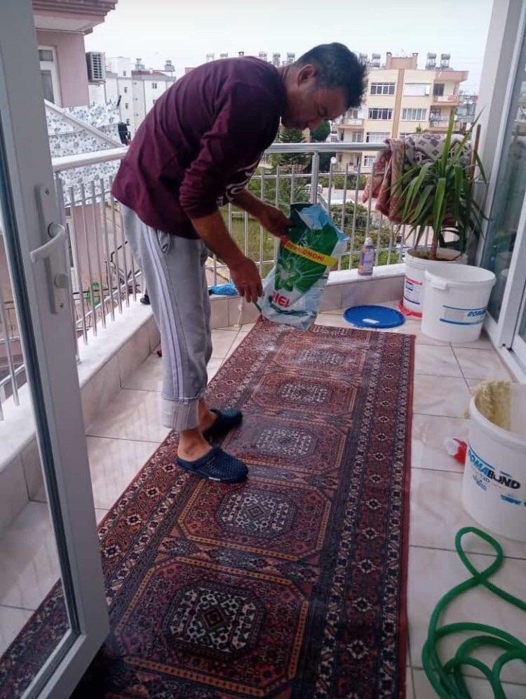 Erkekler Evlerinde Sosyal Medya Salladı