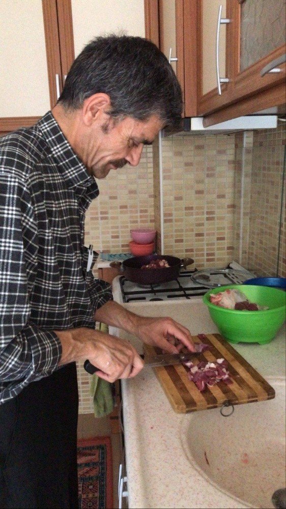 Erkekler Evlerinde Sosyal Medya Salladı