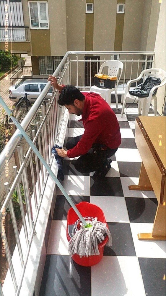 Erkekler Evlerinde Sosyal Medya Salladı