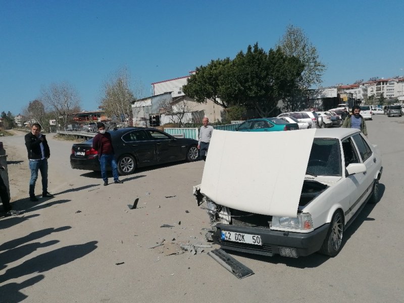 Antalya'da Otomobiller Çarpıştı: 1 Yaralı