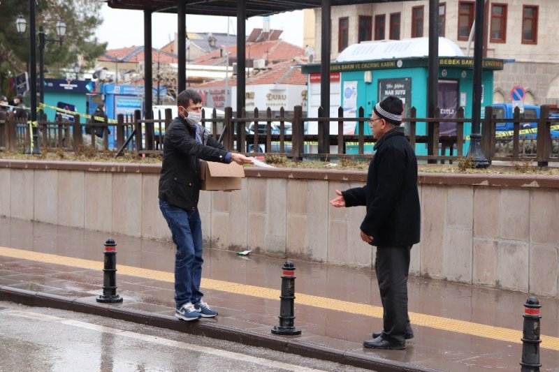 Karaman’da Hayırsever İmalatçı 20 Bin Adet Maske Dağıttı