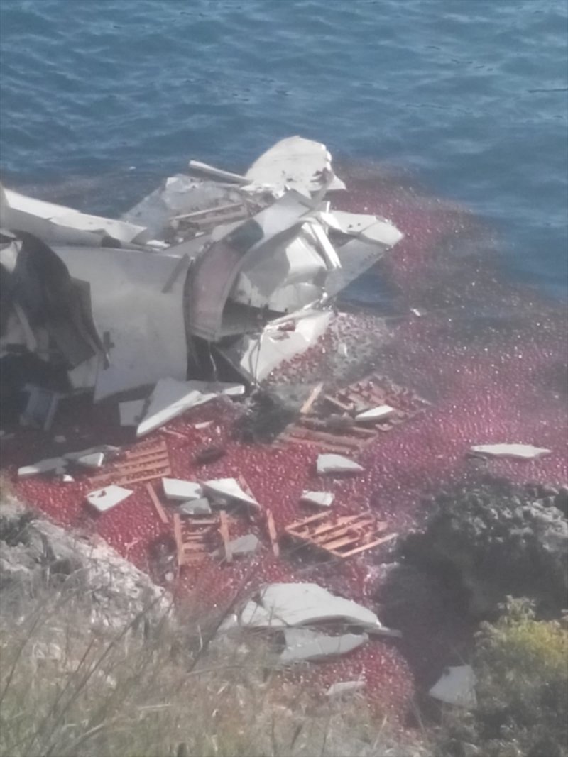 Mersin'de Virajı Alamayan Domates Yüklü Tır Denize Düştü: 1 Ölü