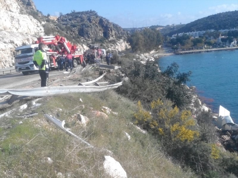 Mersin'de Virajı Alamayan Domates Yüklü Tır Denize Düştü: 1 Ölü