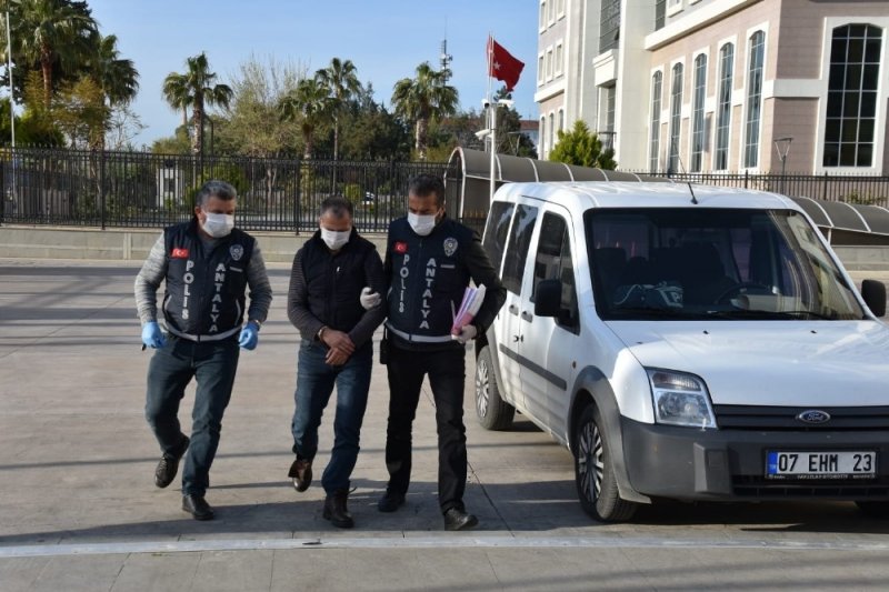 Antalya'da Polise Tüküren Şahıs Tutuklandı