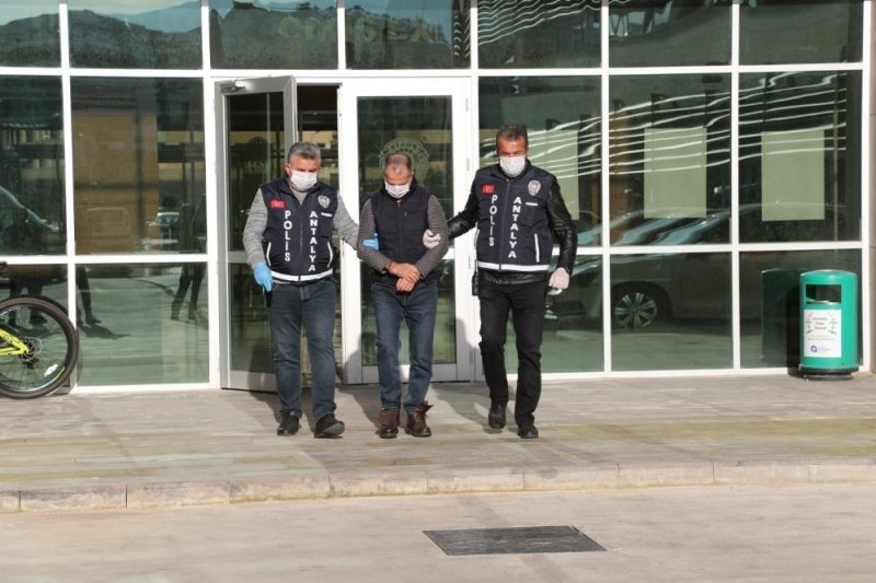 Antalya'da Polise Tüküren Şahıs Tutuklandı