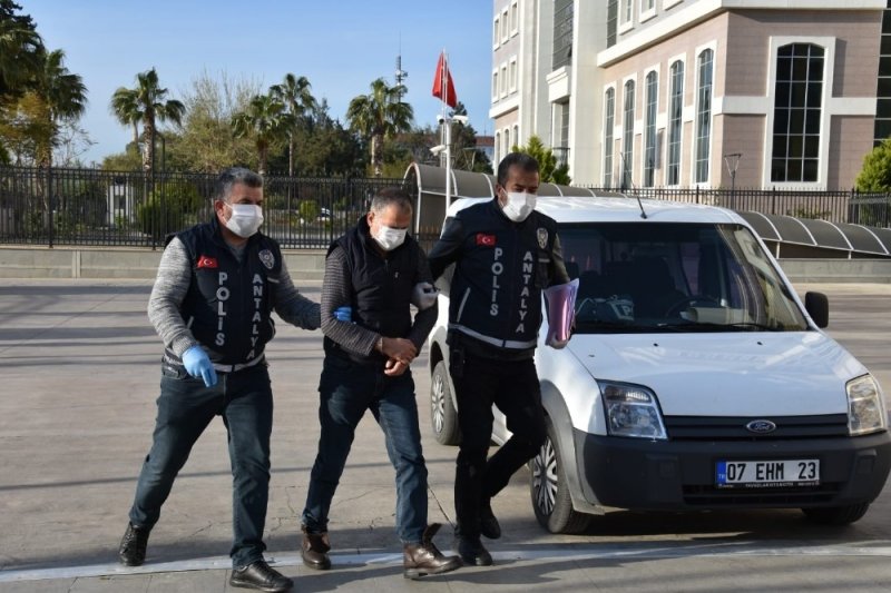 Antalya'da Polise Tüküren Şahıs Tutuklandı