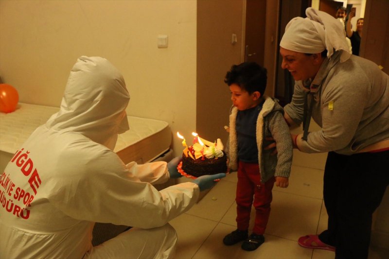 Karantinada Tutulan 4 Yaşındaki Mehmet'e Doğum Günü Sürprizi