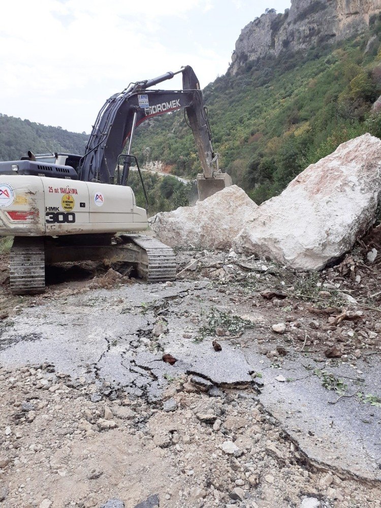 Mersin'de Kapanan Yollarda Çalışma