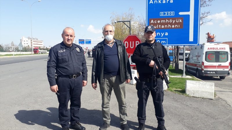 Aksaraylı Arıcılardan Yol Kontrolü Yapan Ekiplere Bal İkramı