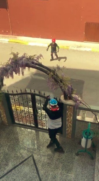 Antalya'da Sokağa Çıkan Çocuklar Polis Sireninin Duyunca Sürünerek Saklandılar