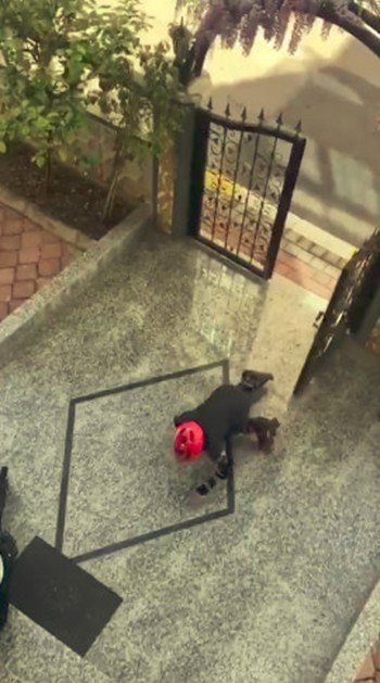 Antalya'da Sokağa Çıkan Çocuklar Polis Sireninin Duyunca Sürünerek Saklandılar