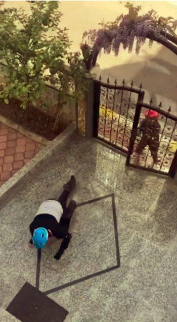 Antalya'da Sokağa Çıkan Çocuklar Polis Sireninin Duyunca Sürünerek Saklandılar