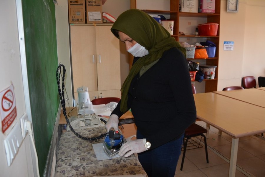 Usta Öğretici Kadınlar Maske Üretimine Başladı