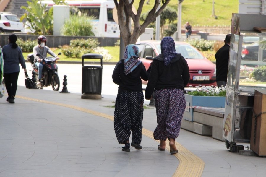 Kadın Dilencilerin Kavgasını Polis Biber Gazıyla Ayırabildi