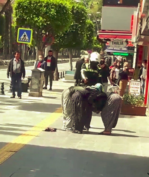 Kadın Dilencilerin Kavgasını Polis Biber Gazıyla Ayırabildi