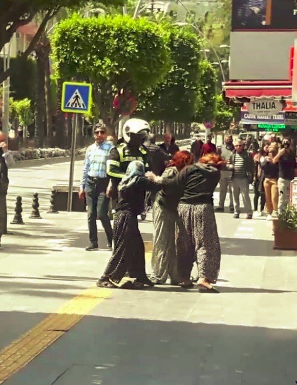 Kadın Dilencilerin Kavgasını Polis Biber Gazıyla Ayırabildi