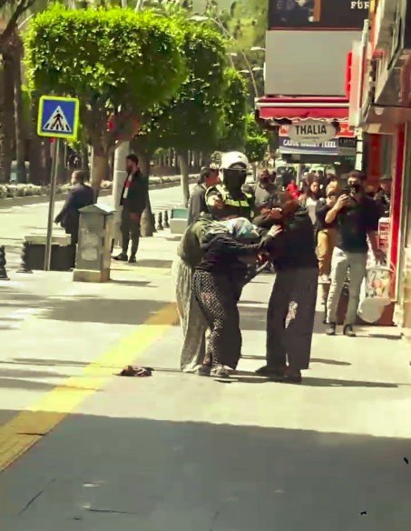 Kadın Dilencilerin Kavgasını Polis Biber Gazıyla Ayırabildi