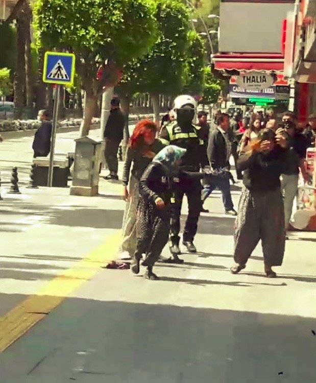 Kadın Dilencilerin Kavgasını Polis Biber Gazıyla Ayırabildi