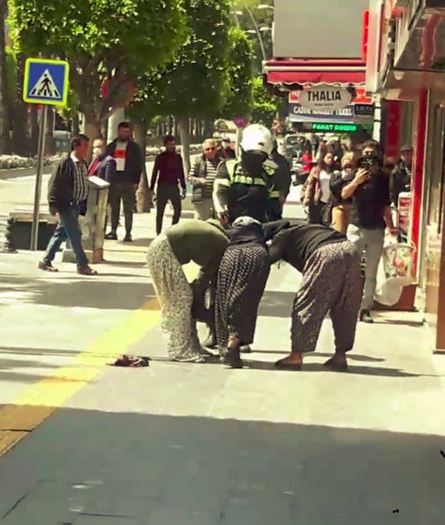 Kadın Dilencilerin Kavgasını Polis Biber Gazıyla Ayırabildi
