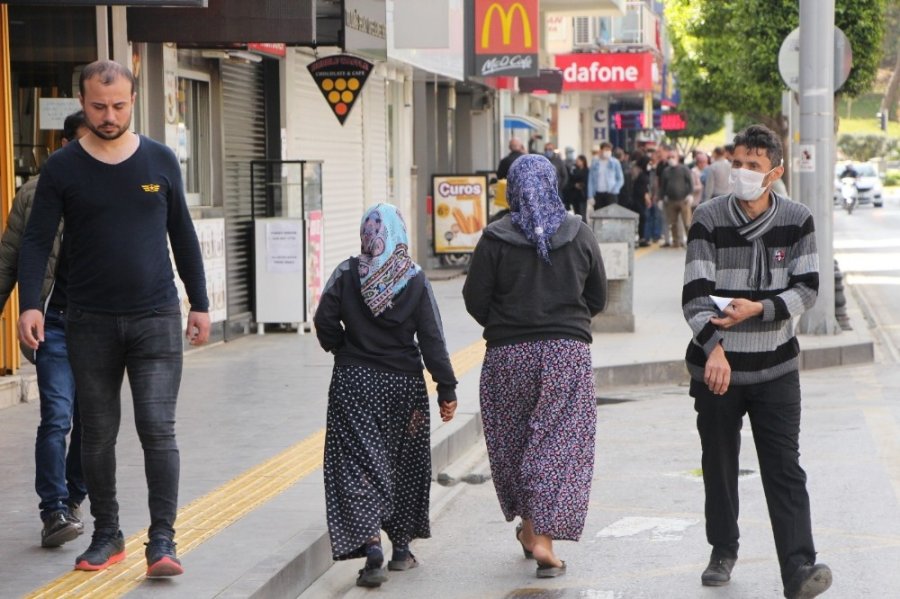 Kadın Dilencilerin Kavgasını Polis Biber Gazıyla Ayırabildi
