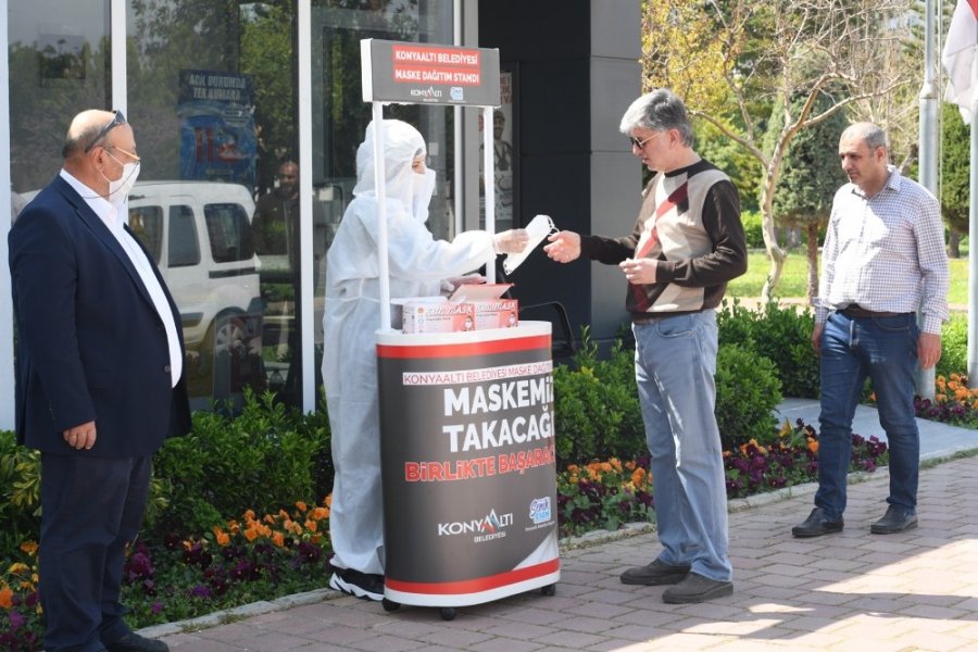 Konyaaltı’nda Vatandaşa Ücretsiz Maske Dağıtımı Devam Ediyor