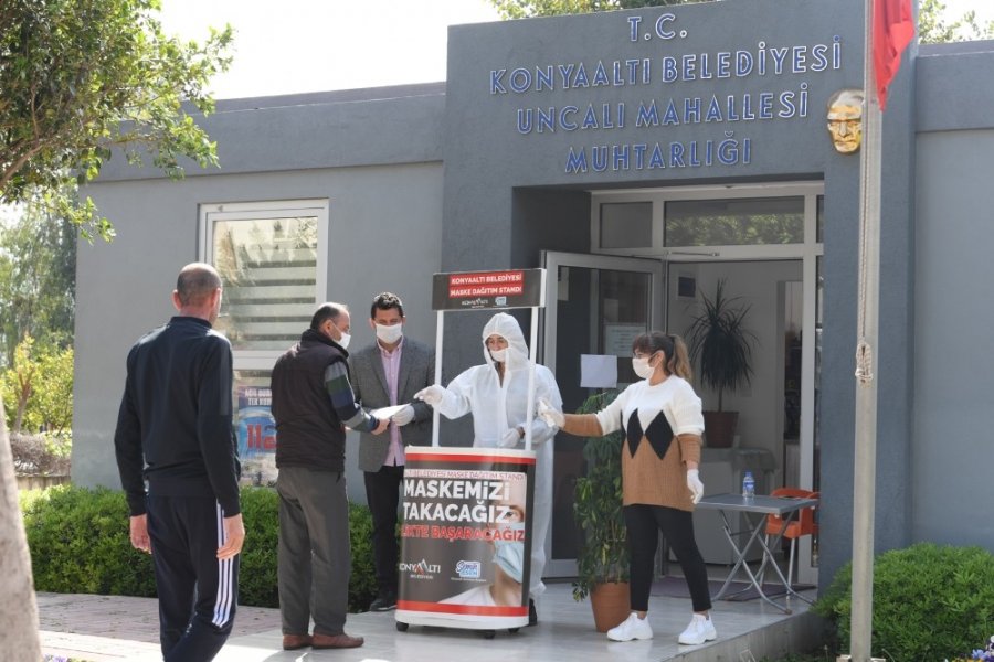 Konyaaltı’nda Vatandaşa Ücretsiz Maske Dağıtımı Devam Ediyor