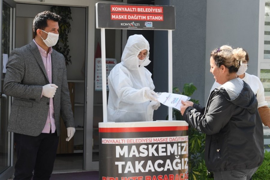 Konyaaltı’nda Vatandaşa Ücretsiz Maske Dağıtımı Devam Ediyor