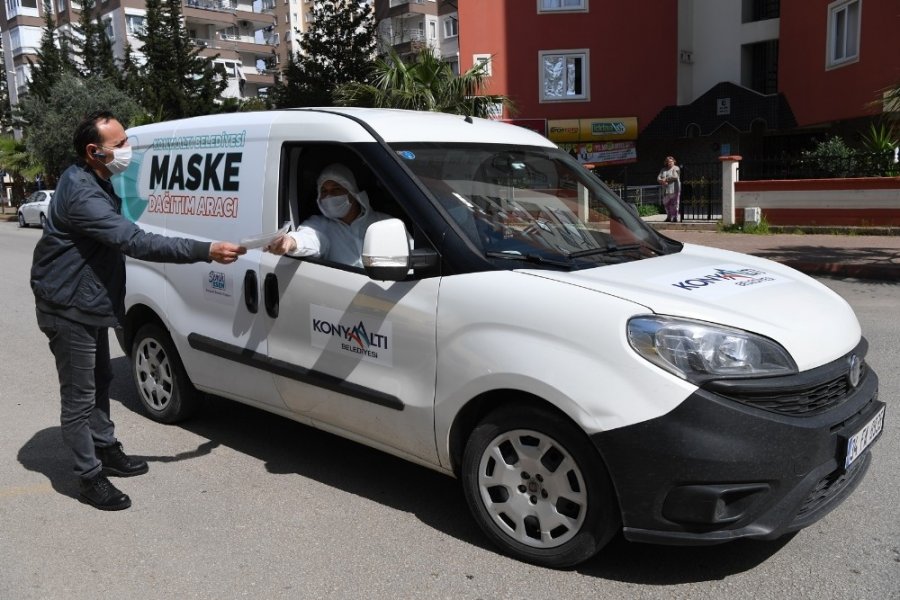 Konyaaltı’nda Vatandaşa Ücretsiz Maske Dağıtımı Devam Ediyor