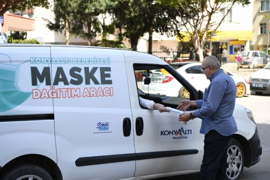 Konyaaltı’nda Vatandaşa Ücretsiz Maske Dağıtımı Devam Ediyor