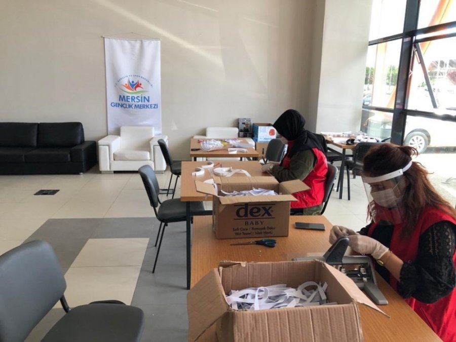 Mersin Gençlik Merkezi, Sağlık Çalışanları İçin Siperlik Maske Üretimine Başladı