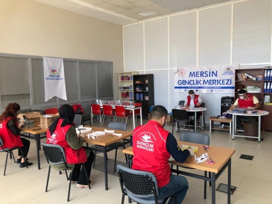 Mersin Gençlik Merkezi, Sağlık Çalışanları İçin Siperlik Maske Üretimine Başladı