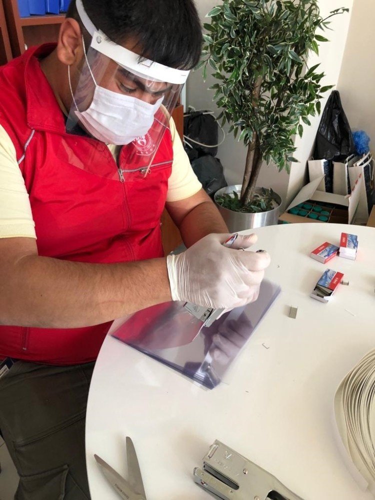 Mersin Gençlik Merkezi, Sağlık Çalışanları İçin Siperlik Maske Üretimine Başladı
