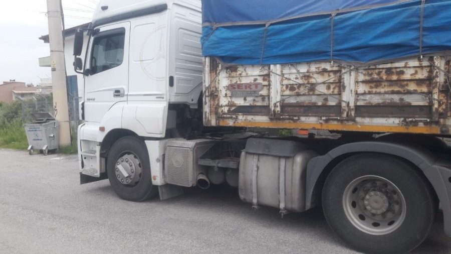 Park Halindeki Tırın Aküsünü Çaldılar