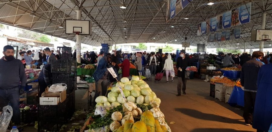 Antalya'da Semt Pazarında Korkutan Yoğunluk