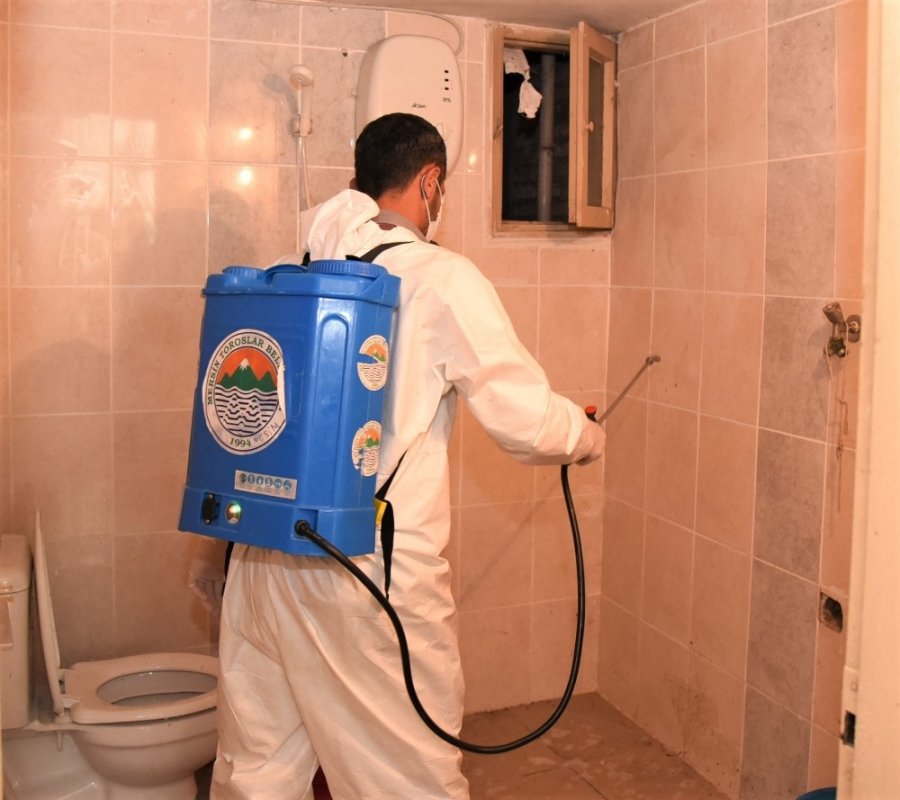 Yaşlı Kadının Kanalizasyon Suyu Basan Evini Belediye Ekipleri Temizledi