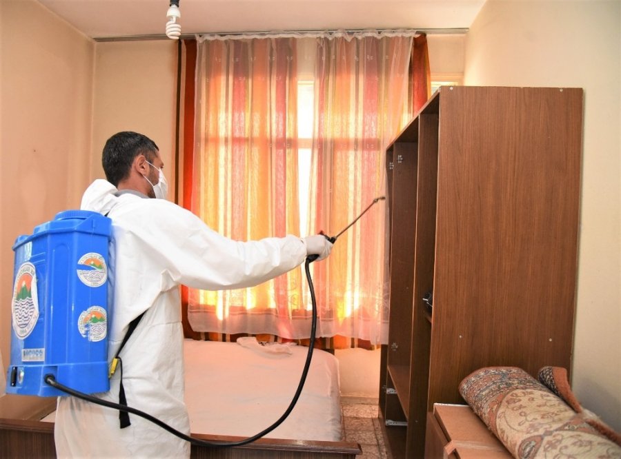 Yaşlı Kadının Kanalizasyon Suyu Basan Evini Belediye Ekipleri Temizledi