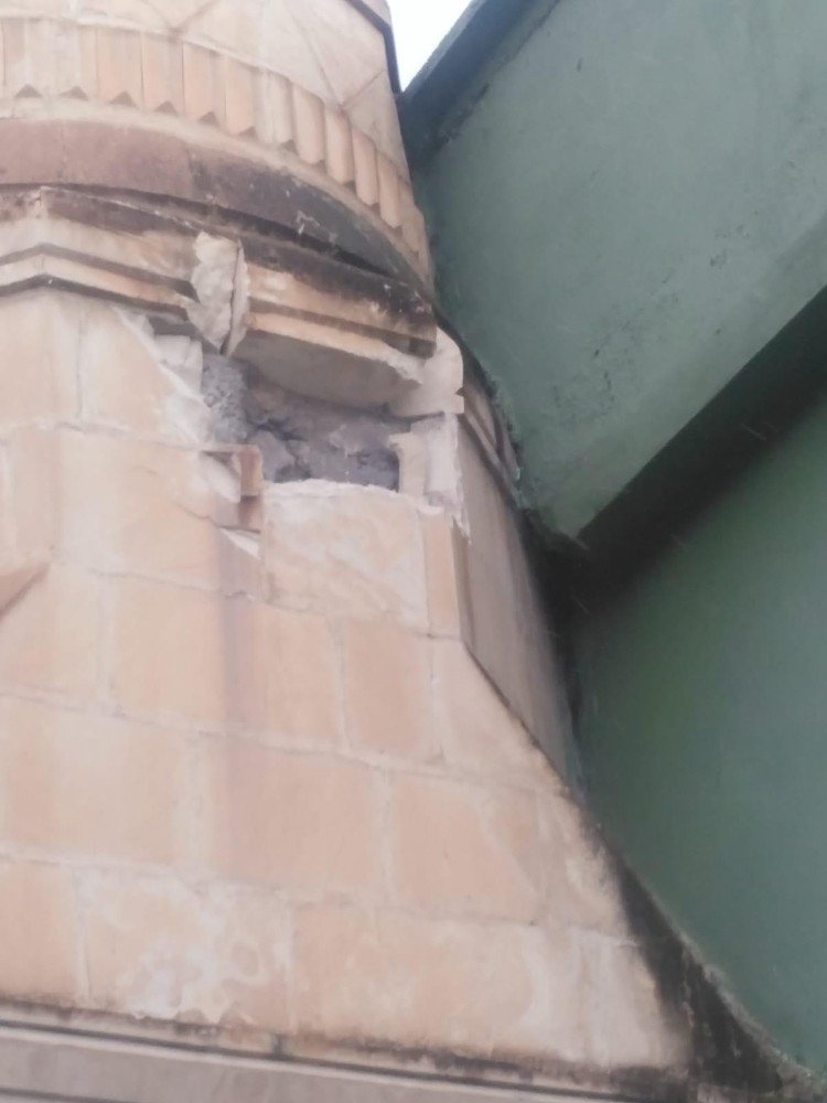 Tarsus’ta Yıldırım Caminin Minaresine İsabet Etti
