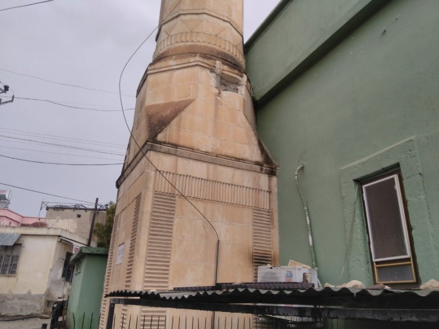 Tarsus’ta Yıldırım Caminin Minaresine İsabet Etti