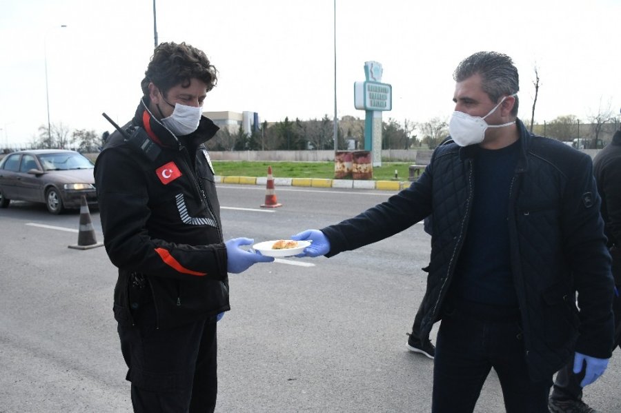 10 Nisan’da Polis Ekiplerine Tatlı İkramıyla Moral Desteği