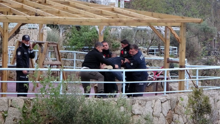 Antalya'da Zihinsel Engelli Genç İntihara Kalkıştı