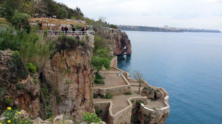 Antalya'da Zihinsel Engelli Genç İntihara Kalkıştı