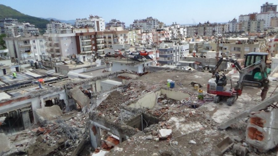 Antalya'da Üzerine Beton Blok Düşen İşçi Yaralandı