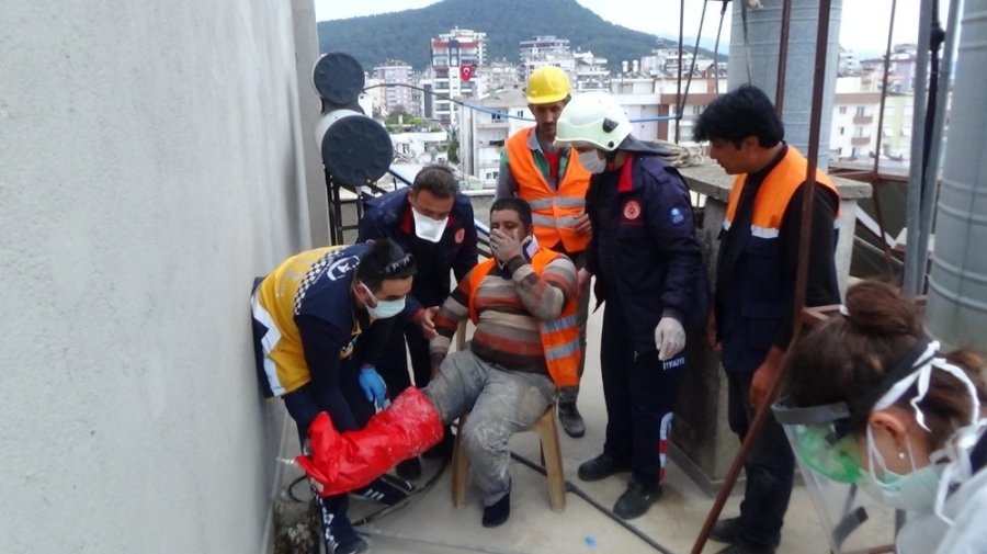Antalya'da Üzerine Beton Blok Düşen İşçi Yaralandı