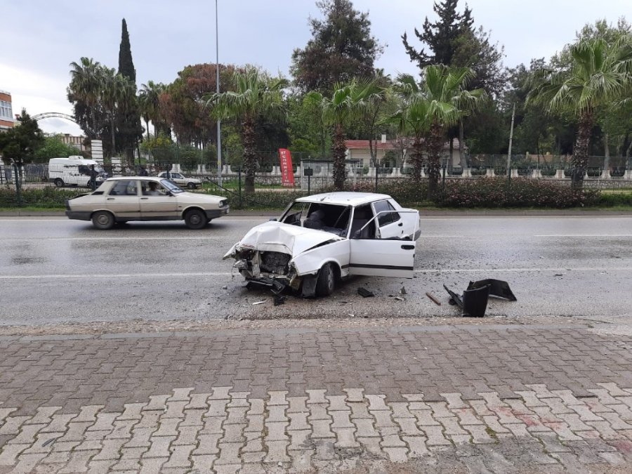 Antalya'da Forklifle Otomobil Çarpıştı