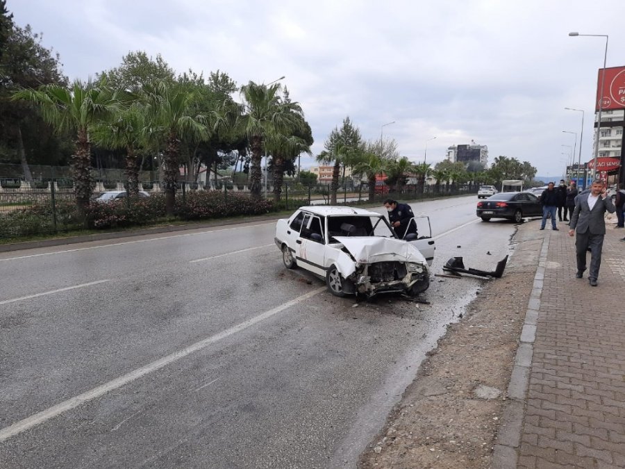 Forkliftin Kendisine Çarpan Yerli Aracı Hurdaya Çevrilip