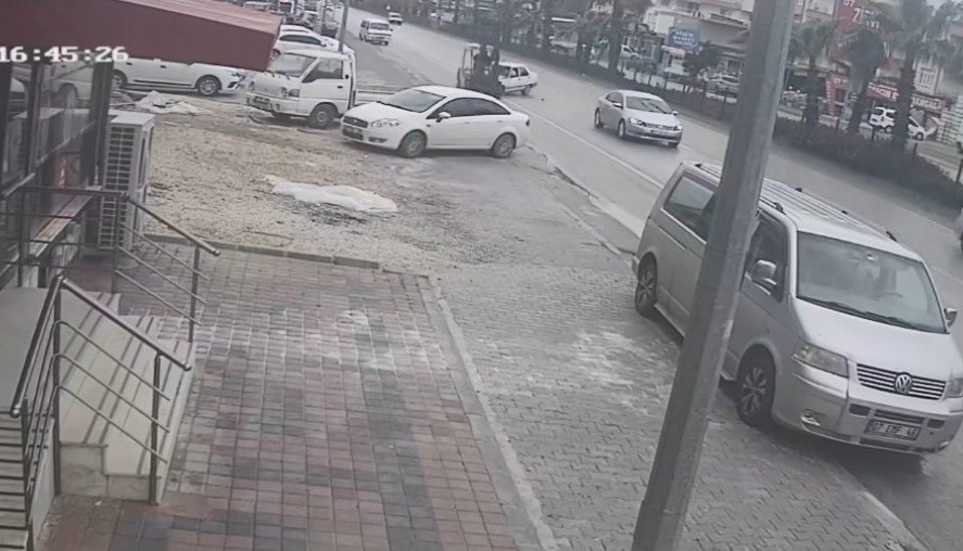 Forkliftin Kendisine Çarpan Yerli Aracı Hurdaya Çevrilip