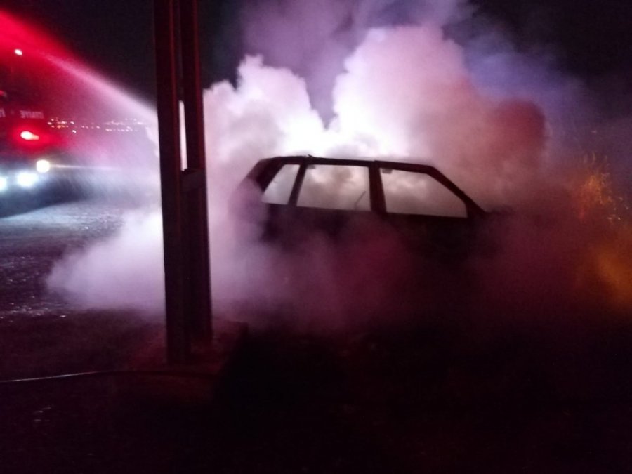 Yanan Otomobildeki Sürücü Ölümden Döndü