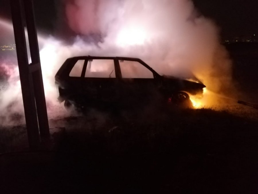 Yanan Otomobildeki Sürücü Ölümden Döndü