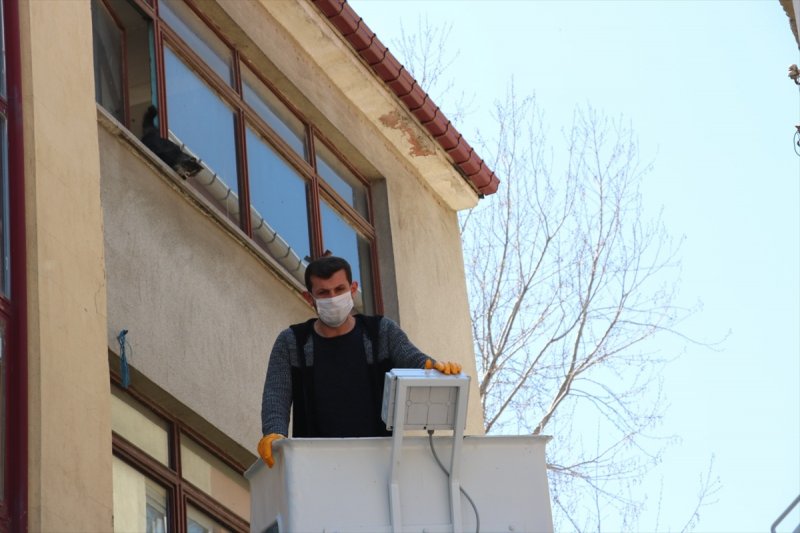 Boş Evde Mahsur Kalan Kediyi Belediye Ekipleri Kurtardı