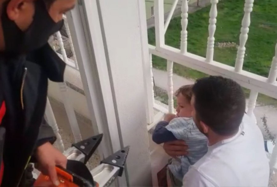 Kafası Balkon Demirine Sıkışan Çocuk İtfaiye Ekiplerince Kurtarıldı